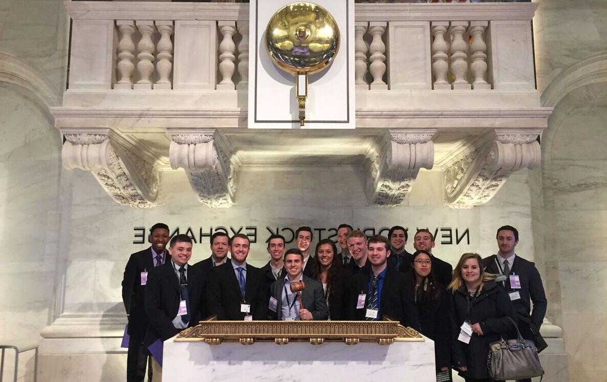 mg冰球突破豪华版下载的学生参观纽约证券交易所